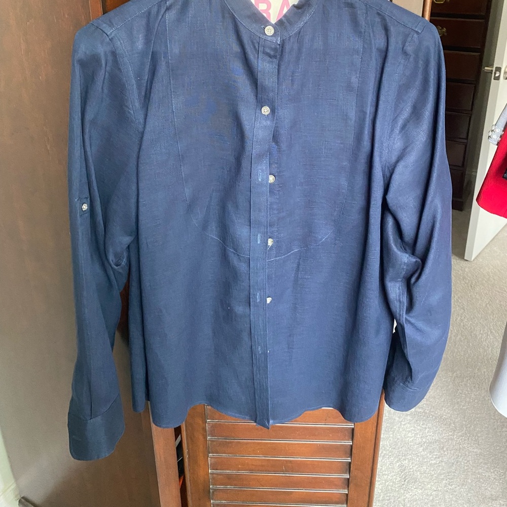Medium linen top is navy blue.